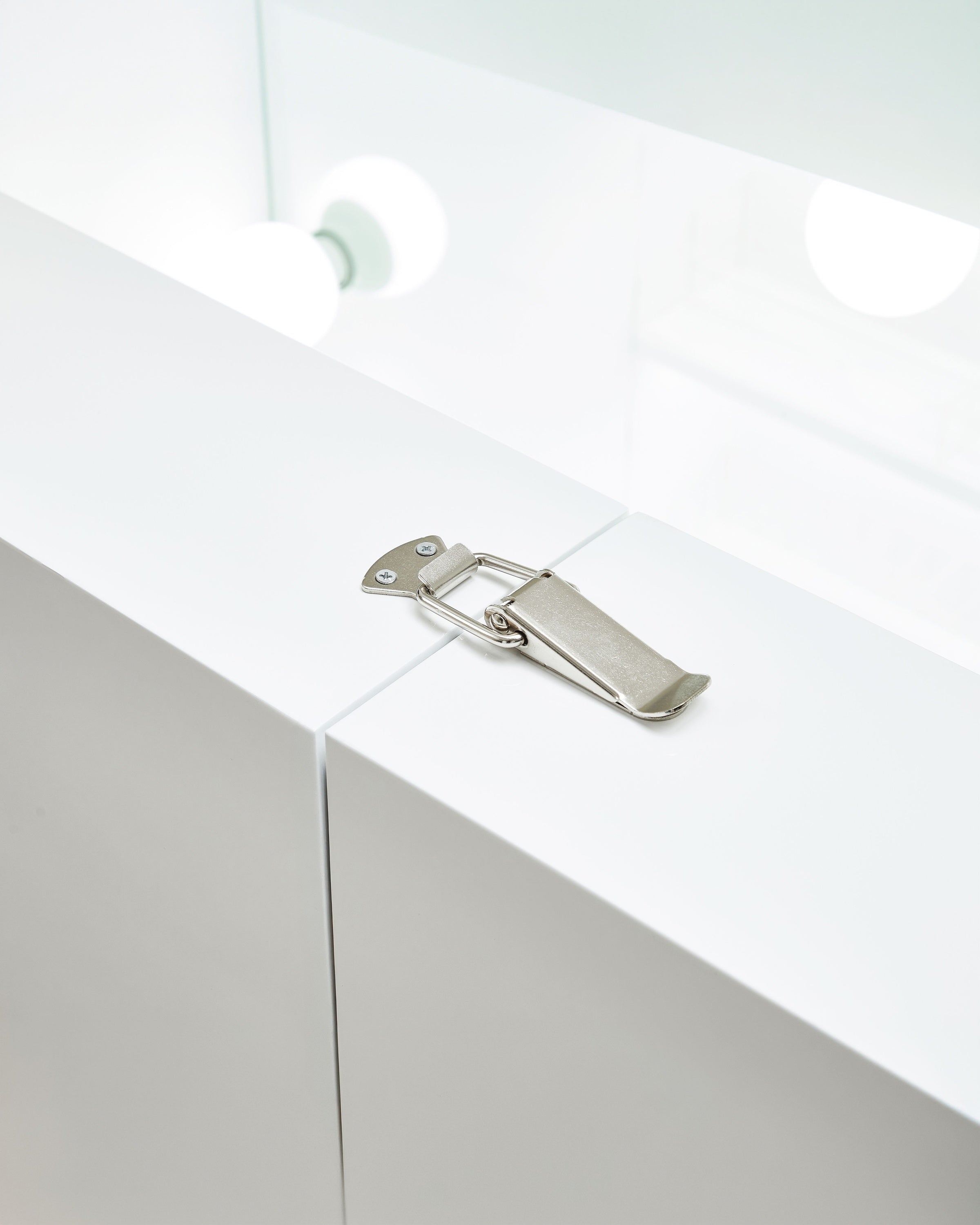 Metallischer Türverschluss an The Lounge - Pearl White zur Stabilisierung der geöffneten Türen